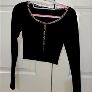 BRANDY MELVILLE BLACK CROP TOP WITH CHEETAH PRINT
